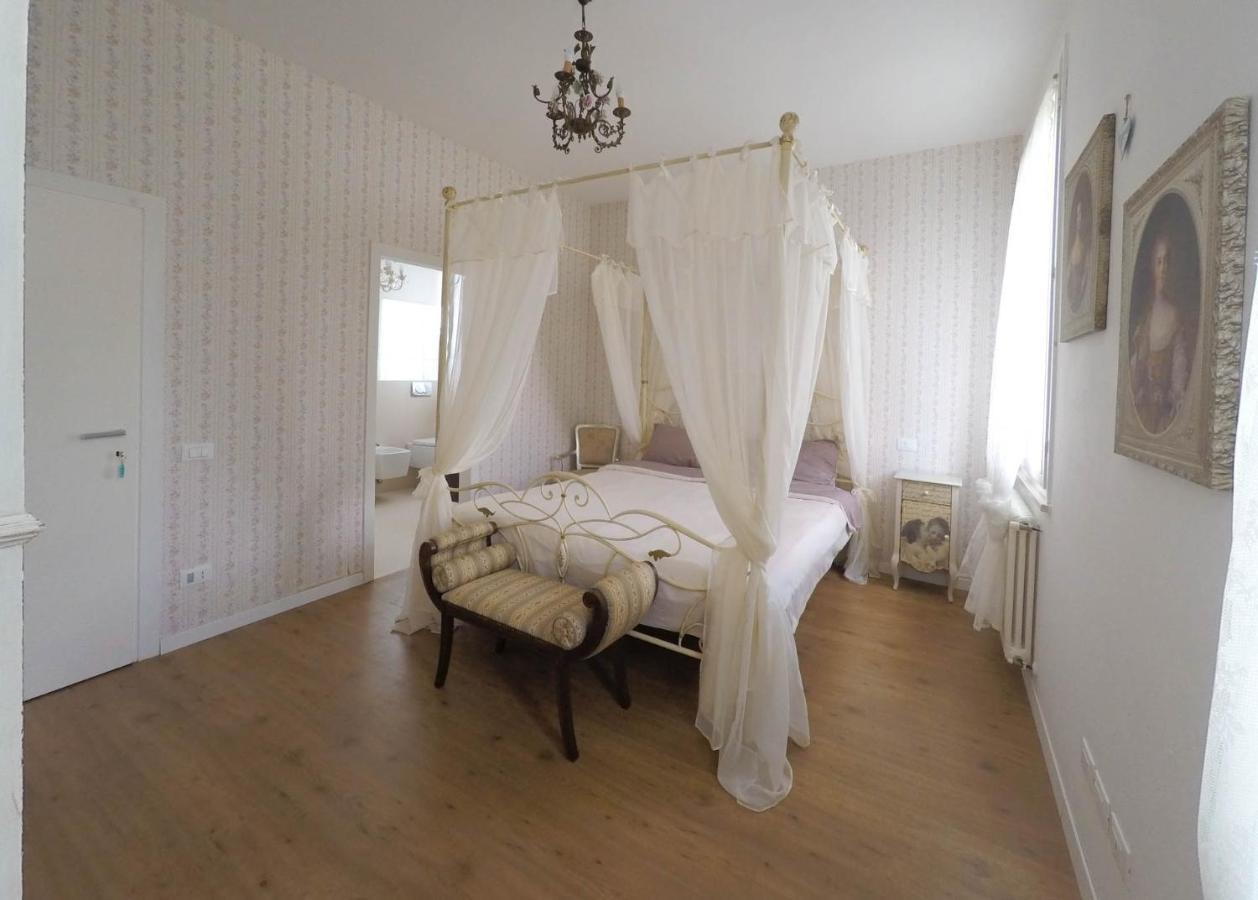 Bed and Breakfast Il Bianconiglio R&B Carraie Exterior foto